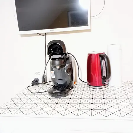 Comfy Bedroom And Private Bathroom On The Floor Of A -10 Mins Walk To The Center - Free Parking - Convenient To Apple Campus Habitación en casa particular