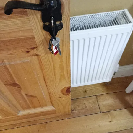 Comfy Bedroom And Private Bathroom On The Floor Of A -10 Mins Walk To The Center - Free Parking - Convenient To Apple Campus