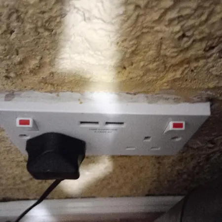 Habitación en casa particular Comfy Bedroom And Private Bathroom On The Floor Of A -10 Mins Walk To The Center - Free Parking - Convenient To Apple Campus