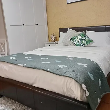 Comfy Bedroom And Private Bathroom On The Floor Of A -10 Mins Walk To The Center - Off Street Parking