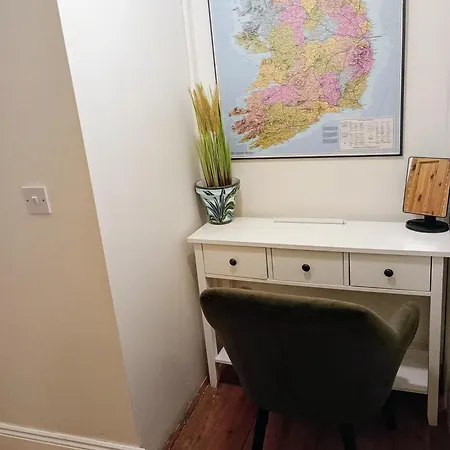 Comfy Bedroom And Private Bathroom On The Floor Of A -10 Mins Walk To The Center - Free Parking - Convenient To Apple Campus Rum i privatbostad *