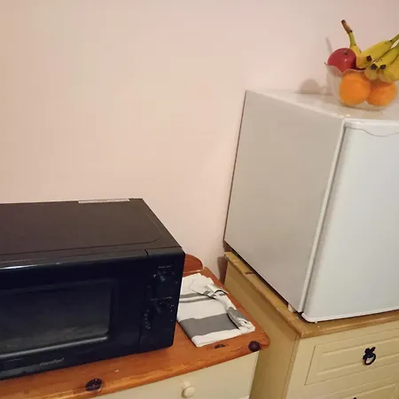 Comfy Bedroom And Private Bathroom On The Floor Of A -10 Mins Walk To The Center - Free Parking - Convenient To Apple Campus *