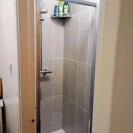 Comfy Bedroom And Private Bathroom On The Floor Of A -10 Mins Walk To The Center - Free Parking - Convenient To Apple Campus *