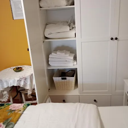 Comfy Bedroom And Private Bathroom On The Floor Of A -10 Mins Walk To The Center - Off Street Parking *