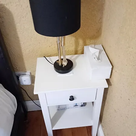 Comfy Bedroom And Private Bathroom On The Floor Of A -10 Mins Walk To The Center - Off Street Parking