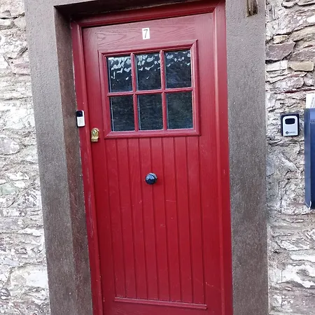 Comfy Bedroom And Private Bathroom On The Floor Of A -10 Mins Walk To The Center - Off Street Parking Homestay *