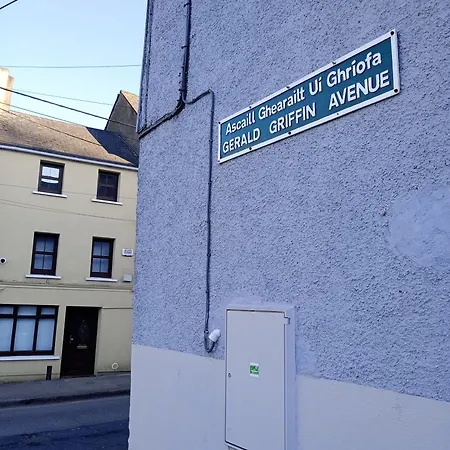 Comfy Bedroom And Private Bathroom On The Floor Of A -10 Mins Walk To The Center - Off Street Parking Homestay Cork