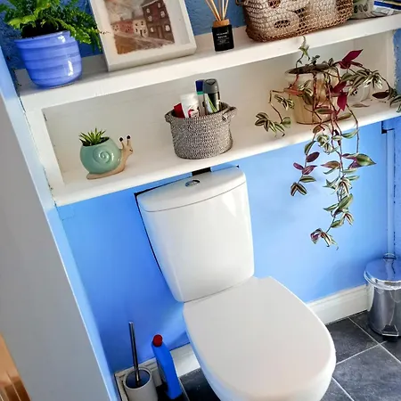 Comfy Bedroom And Private Bathroom On The Floor Of A -10 Mins Walk To The Center - Free Parking - Convenient To Apple Campus