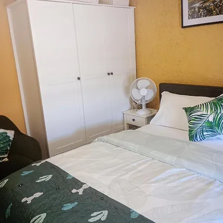 Séjour chez l'habitant A Comfy Bedroom And Bathroom On Own Private Floor In A Home Stay 10 Minutes Walk To The Ctr Free Parking *