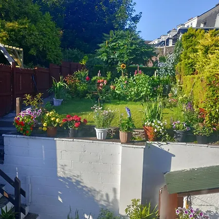 Comfy Bedroom And Private Bathroom On The Floor Of A -10 Mins Walk To The Center - Off Street Parking