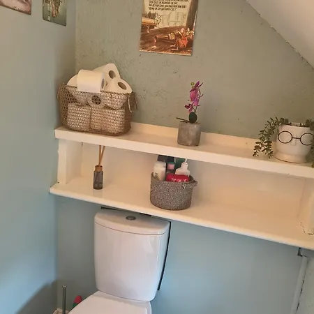 Comfy Bedroom And Private Bathroom On The Floor Of A -10 Mins Walk To The Center - Off Street Parking Homestay *