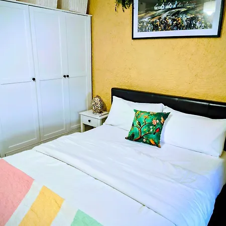Homestay Comfy Bedroom And Private Bathroom On The Floor Of A -10 Mins Walk To The Center - Off Street Parking *
