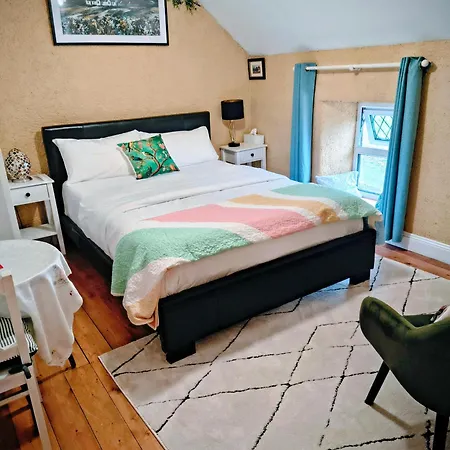 Homestay Comfy Bedroom And Private Bathroom On The Floor Of A -10 Mins Walk To The Center - Off Street Parking *