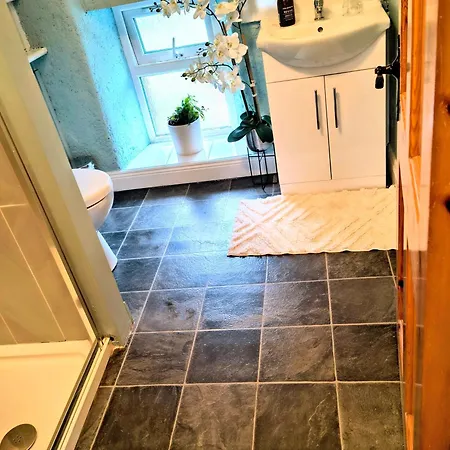 Comfy Bedroom And Private Bathroom On The Floor Of A -10 Mins Walk To The Center - Off Street Parking *