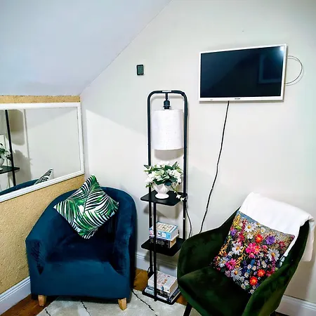 Comfy Bedroom And Private Bathroom On The Floor Of A -10 Mins Walk To The Center - Off Street Parking Homestay *