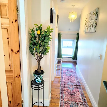 Comfy Bedroom And Private Bathroom On The Floor Of A -10 Mins Walk To The Center - Off Street Parking Homestay