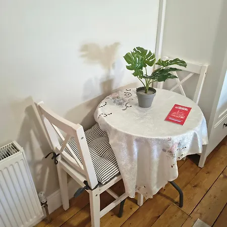 Homestay Comfy Bedroom And Private Bathroom On The Floor Of A -10 Mins Walk To The Center - Off Street Parking