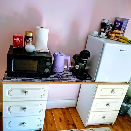 Comfy Bedroom And Private Bathroom On The Floor Of A -10 Mins Walk To The Center - Off Street Parking * Cork