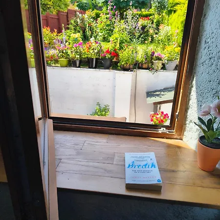 Comfy Bedroom And Private Bathroom On The Floor Of A -10 Mins Walk To The Center - Off Street Parking Homestay *