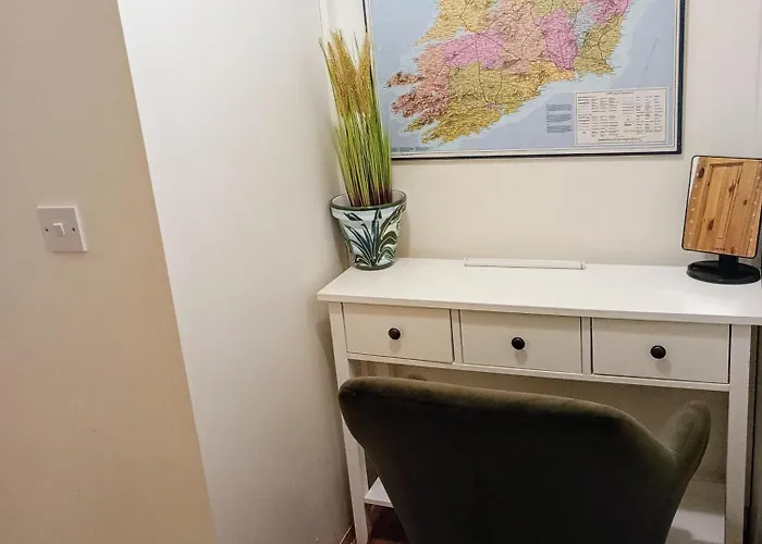 Comfy Bedroom And Private Bathroom On The Floor Of A -10 Mins Walk To The Center - Off Street Parking Séjour chez l'habitant *