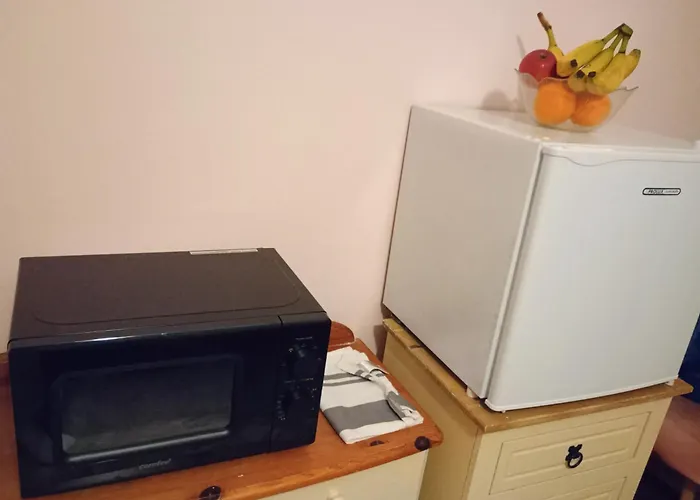 Comfy Bedroom And Private Bathroom On The Floor Of A -10 Mins Walk To The Center - Off Street Parking *