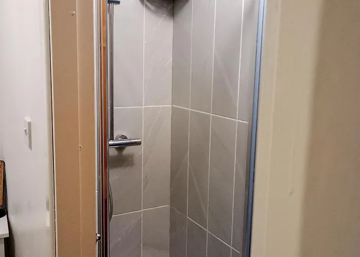 Comfy Bedroom And Private Bathroom On The Floor Of A -10 Mins Walk To The Center - Off Street Parking *