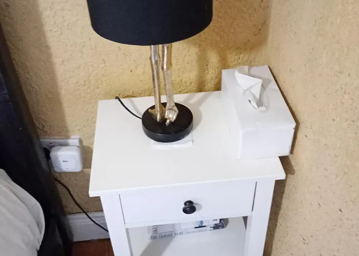 Comfy Bedroom And Private Bathroom On The Floor Of A -10 Mins Walk To The Center - Off Street Parking