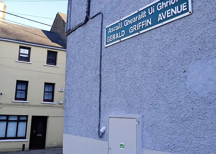 Comfy Bedroom And Private Bathroom On The Floor Of A -10 Mins Walk To The Center - Off Street Parking Séjour chez l'habitant Cork