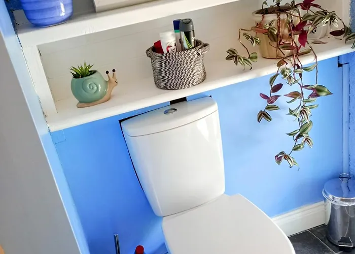 Comfy Bedroom And Private Bathroom On The Floor Of A -10 Mins Walk To The Center - Off Street Parking